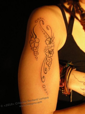 083.tattoo-paris-juin-fleurs-bras-femme-polynesien-lompre  